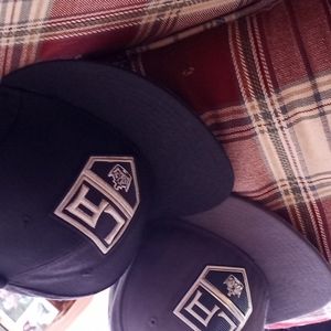 🖤 Bundle of 2 LA Kings New Era Hats kids size 7 25$ each